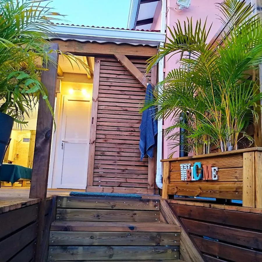 Studio avec vue sur la mer piscine privee et jardin clos a Sainte Anne